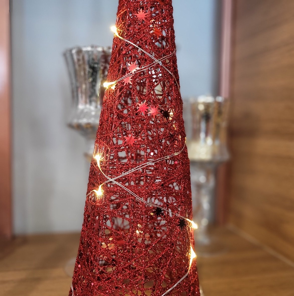 Árvore Cone Cotton Glitter Vermelho Iluminada Fio de Fada LED 20 Lâmpadas à Pilha 60cm - Magizi - 4