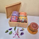 Ver imagem 4 de Kit 4 Velas Aromáticas em Latas 90gr com Caixa de Madeira