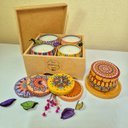 Ver imagem 2 de Kit 4 Velas Aromáticas em Latas 90gr com Caixa de Madeira