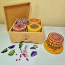 Ver imagem 3 de Kit 4 Velas Aromáticas em Latas 90gr com Caixa de Madeira
