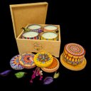 Ver imagem 5 de Kit 4 Velas Aromáticas em Latas 90gr com Caixa de Madeira