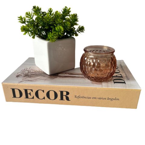 Livro decorativo, castiçal de vidro e vaso branco cerâmico