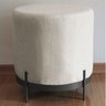 Puff Compacto Estofado Base de Metal - 1