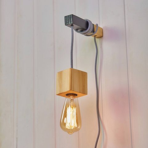 Luminária de parede de madeira pinus com detalhe em preto