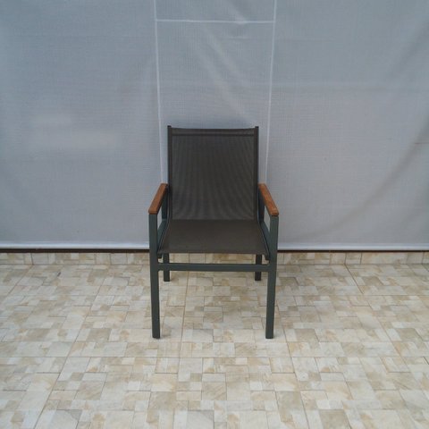 Cadeira Búzios - Alumínio Grafite com Tela Sling Marrom Mesclado com Preto com Aplicação em Madeira 