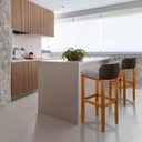 Ver imagem 7 de Banqueta Ônix Resistente até 120kg – Madeira Eucalipto e Tecido Linho Preto