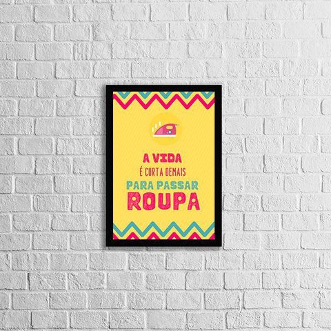 Quadro A Vida é Curta Demais Para Passar Roupa 33x24cm - com vidro:Madeira preta