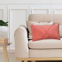 Ver imagem 2 de Capa para Almofada Drapeada em Veludo Retangular 60x40 Rosa Coral