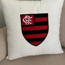 Ver imagem 2 de Almofada Veludo Bordada Flamengo 45cm X 45cm com Enchimento