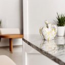 Ver imagem 3 de Escultura Decorativa de Cerâmica Romance Branco e Dourado Imperatriz