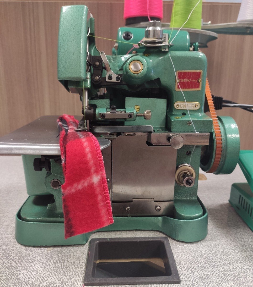 Máquina de Costura Overlock Caseira Completa 220v - 1
