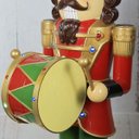 Ver imagem 4 de Quebra Nozes Boneco Soldado Natal Natalino Luzes Som Tambor Led Decoraçao Cenario Espaço Casa Loja S