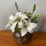 Arranjo Centro Mesa Lírio Branco Completo Artificial Pequeno - 1