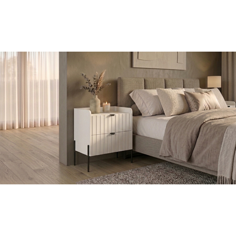 Mesa de Cabeceira Moriah 60cm Branco MDF Estilo Industrial com Pés de Aço Preto com 2 Gavetas