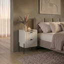 Ver imagem 1 de Mesa de Cabeceira Moriah Off White Ambiente Luxuoso MDF Laqueado Industrial Pés Ferro Preto