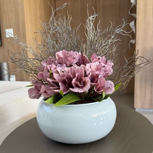 Arranjo Grande Centro de Mesa Astromélia Lilás Artificial Vaso Branco