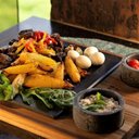 Ver imagem 2 de Kit 2 Prato com 04 Molheiras Pedra Sabão e Suporte G 25x25cm