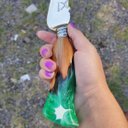 Ver imagem 7 de Faca Artesanal Forjada Integral Churrasco Pena Folha Inox 420c Cabo Híbrido Madeira e Resina Verde