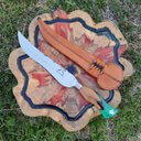 Ver imagem 2 de Faca Artesanal Forjada Integral Churrasco Pena Folha Inox 420c Cabo Híbrido Madeira e Resina Verde