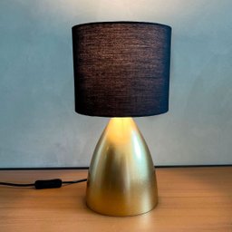 Abajur Luminaria de Mesa Clássico Dourado Bivolt com Cúpula Algodão Preta para Sala, Quarto e Cama - 5