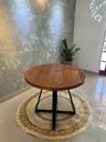 Ver imagem 4 de Mesa Redonda 90cm com Tampo em Madeira Ripada e Base de Ferro – Estilo Industrial
