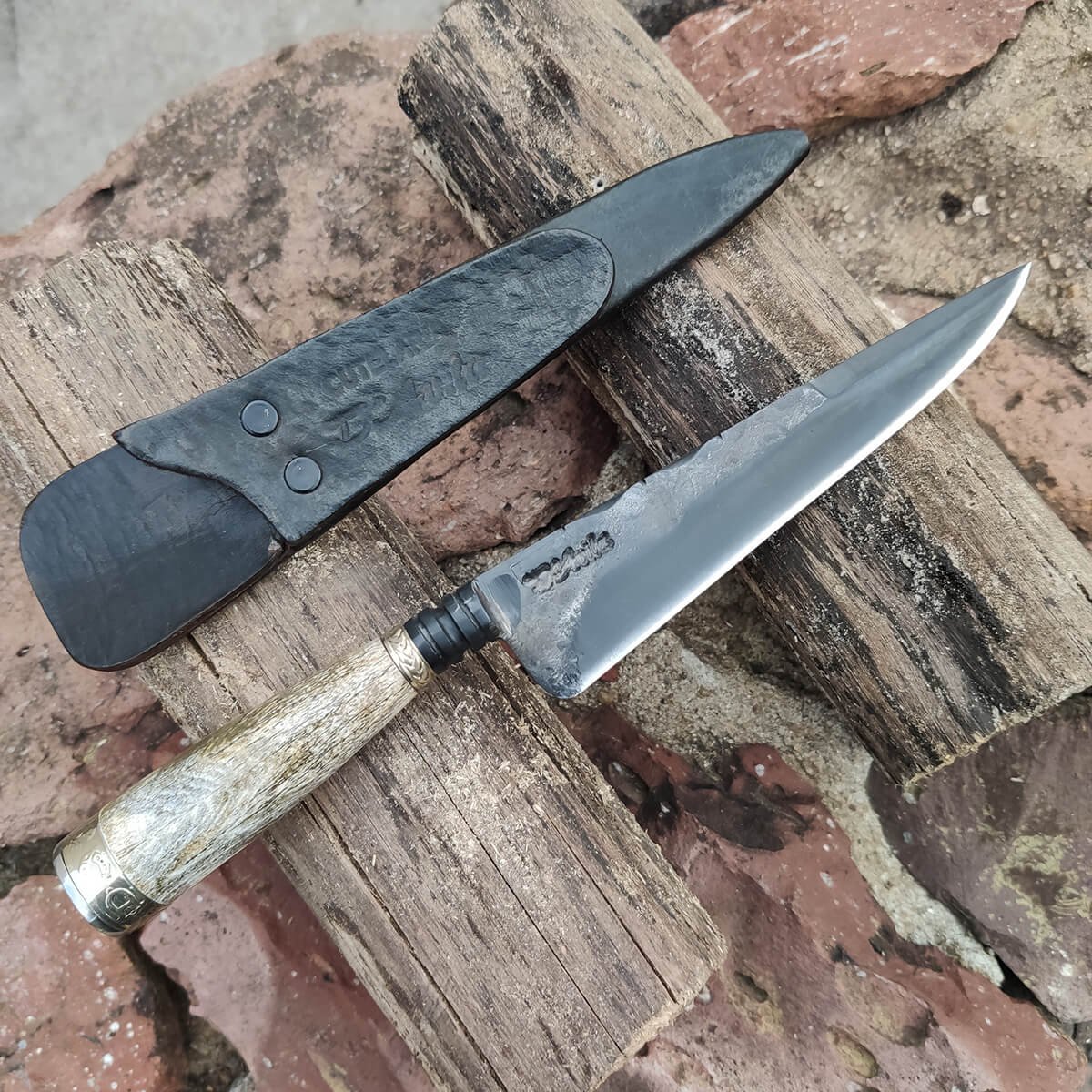 Faca Integral Cabo Especial Osso com Anilina 6' Forjada Aço Carbono 5160 Oxidada 6mm - 8