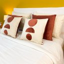 Ver imagem 3 de CAPA DE ALMOFADA BOHO EM VELUDO COM APLICAÇÕES GEOMÉTRICAS Almofadas Estilo