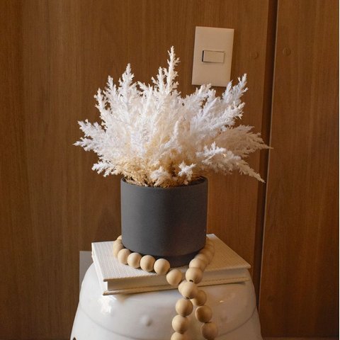 Arranjo de Flores Envelhecidas Bege no Vaso Preto Fosco 24cm | Beleza Atemporal Formosinha