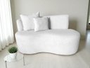 Ver imagem 2 de Namoradeira Yara 120cm em Bouclé com 2 Almofadas ? Conforto, Estilo e Elegância para Decorar Seu Amb