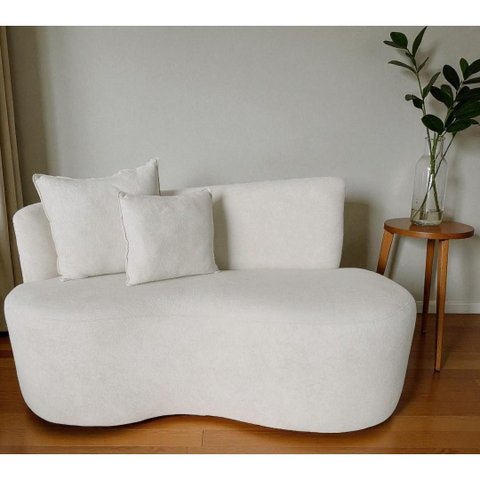 Namoradeira Yara 120cm em Bouclé com 2 Almofadas ? Conforto, Estilo e Elegância para Decorar Seu Amb