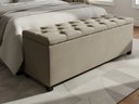 Ver imagem 1 de Puf Baú Estofado de Casal Cor Bege 140x40x45cm Modelo em Capitonê - Elegância e Funcionalidade
