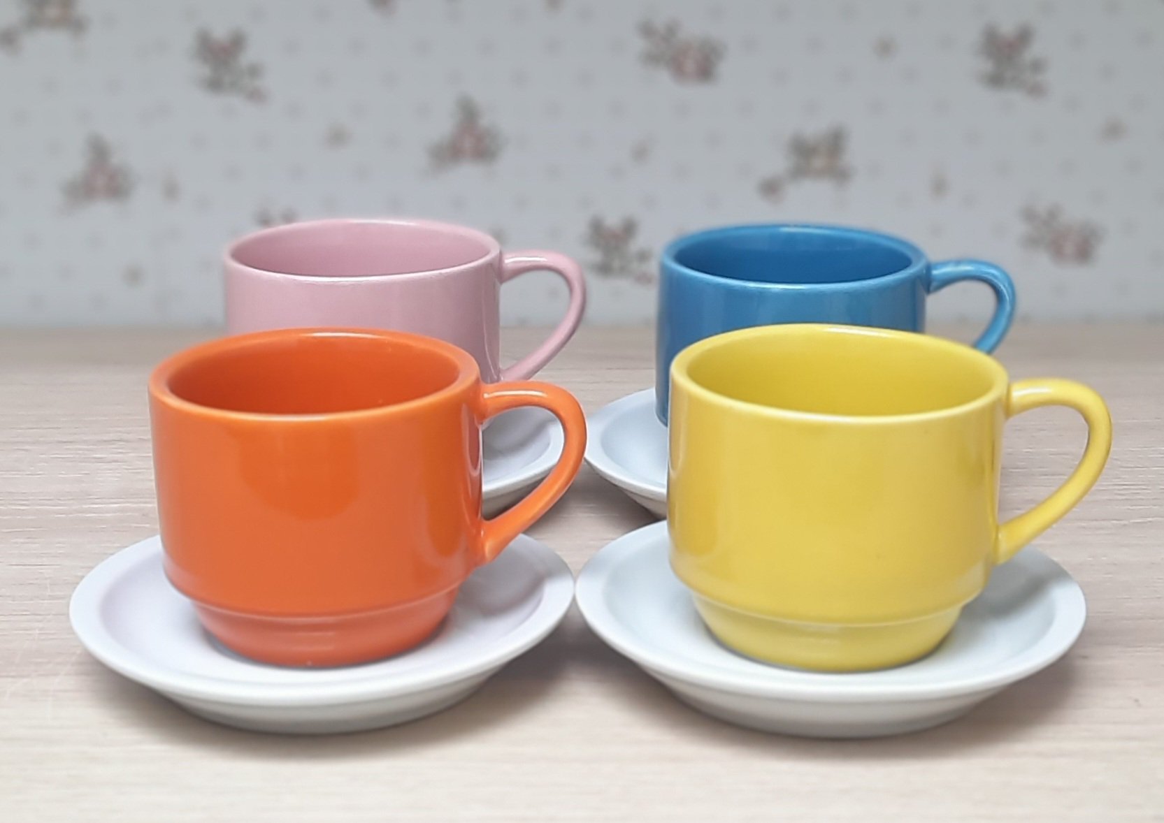 Jogo 4 xícaras de Café e Chá com pires - 200 ml Empilháveis - Porcelana Colorida - 4