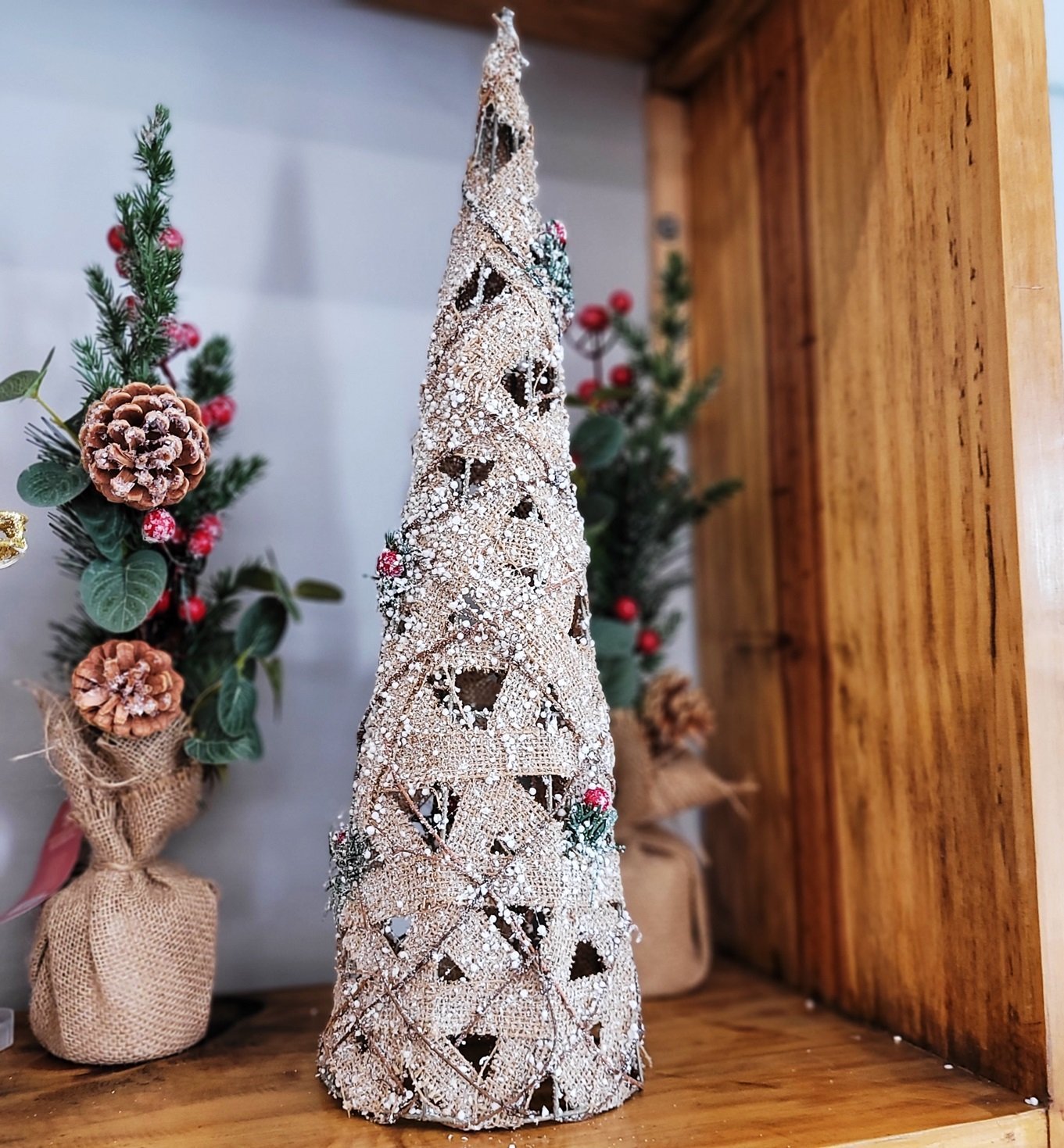 Árvore de Natal Cone Aramado Decorado Rattan Juta Nevada 50cm - Magizi ...