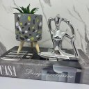 Ver imagem 2 de Kit decoração livro + vaso tripé + mulher meditando prata