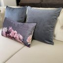 Ver imagem 3 de Kit 3 Almofadas Composê Veludo Liso Cinza e Amor Perfeito Sua Casa Decor Kit 3 Almofadas Composê Vel