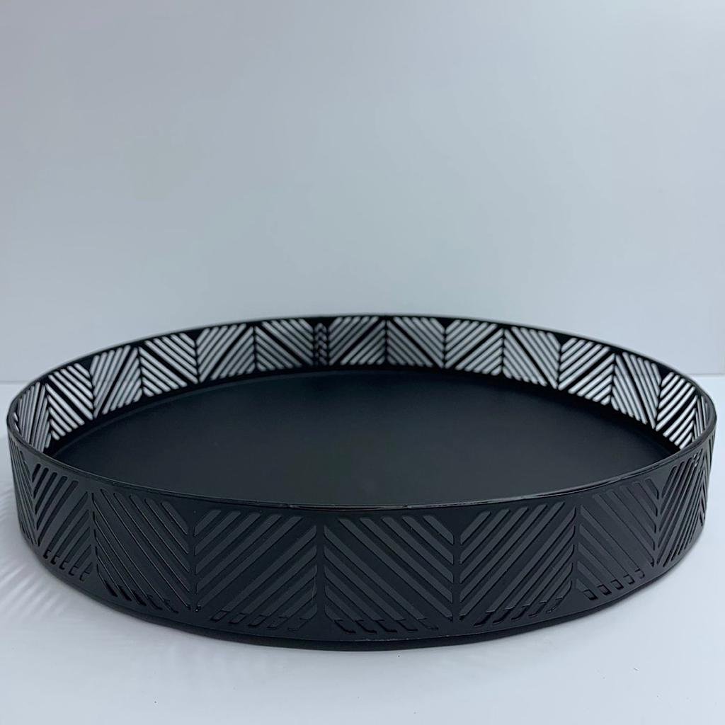 Bandeja decorativa grande redonda preta de metal trabalhada - 3