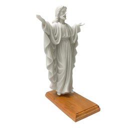 Escultura Jesus em Po de Marmore na Base em Madeira 28,5cm - 1
