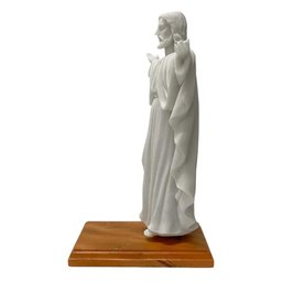 Escultura Jesus em Po de Marmore na Base em Madeira 28,5cm - 2