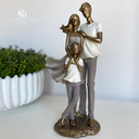 Ver imagem 2 de Escultura Decorativa Casal e Filho Dourado e Branco