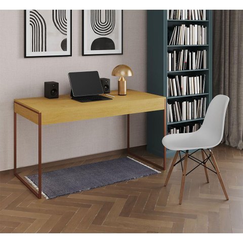 Mesa de Escritório Industrial Malta Canela 137x53cm Base Cobre com 1 Cadeira Branca Eames Eiffel