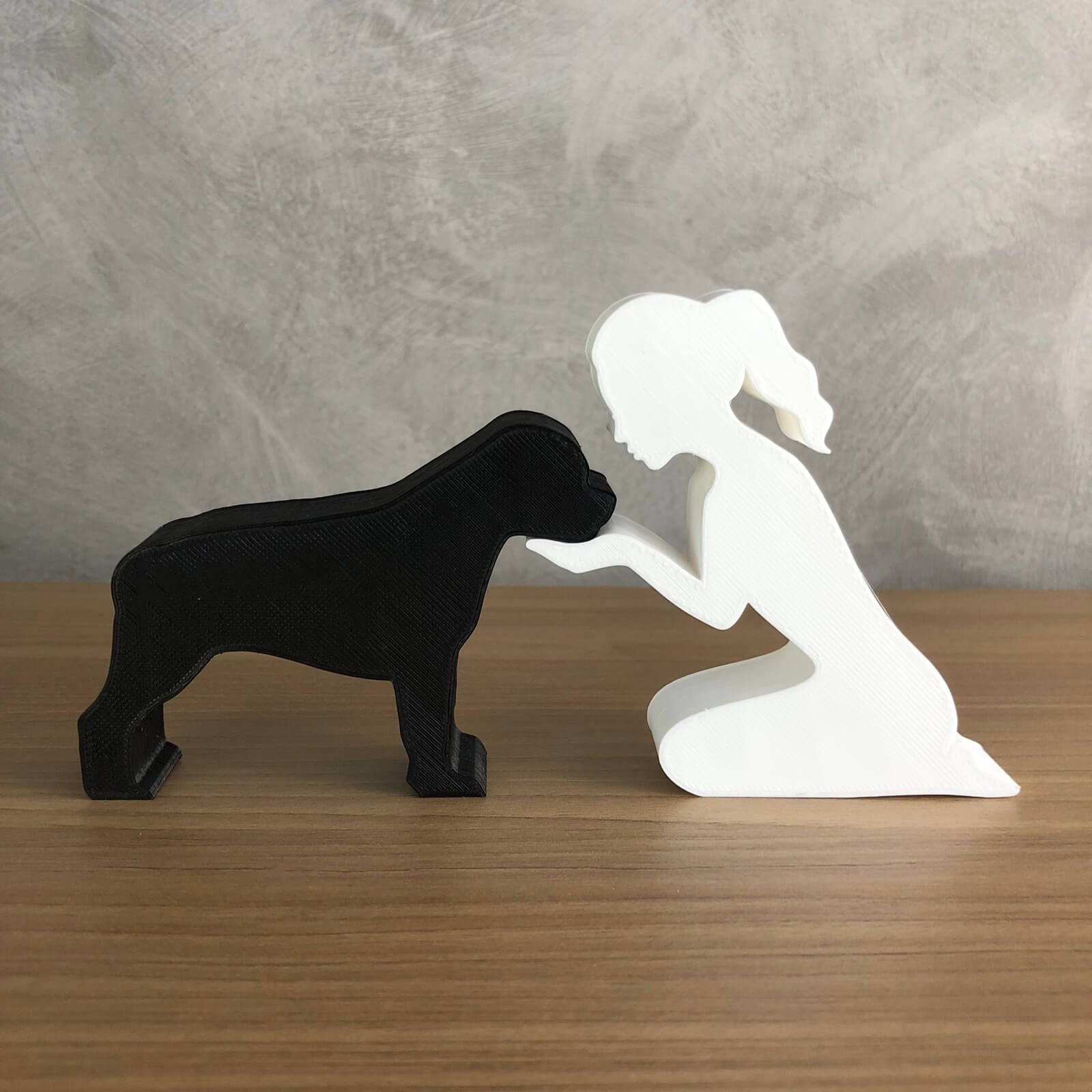 Escultura Decorativa Menina e seu Rottweiler Vegras Preso Branco