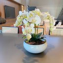 Ver imagem 2 de Arranjo Grande Centro de Mesa 4 Orquídeas Brancas 3d Vaso Branco