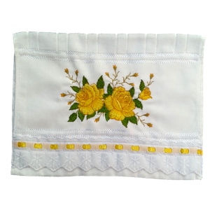 Toalha bordada de Mão, Lavabo Duas Rosas amarelas, com barra em Tira Bordada. 1 Peça. Cor Branca. Do