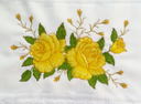 Ver imagem 3 de Toalha bordada de Mão, Lavabo Duas Rosas amarelas, com barra em Tira Bordada. 1 Peça. Cor Branca. Do