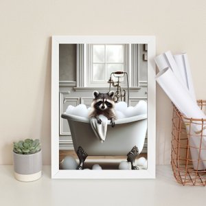Quadro Banheiro Guaxinim Tomando Banho 33x24cm - com Vidro:moldura Branca