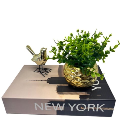 Livro decorativo New York + pássaro dourado + vaso cerâmico