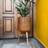 Vaso Cilindro para Plantas 33cm com Tripé de Madeira e Prato - Marrom - 2